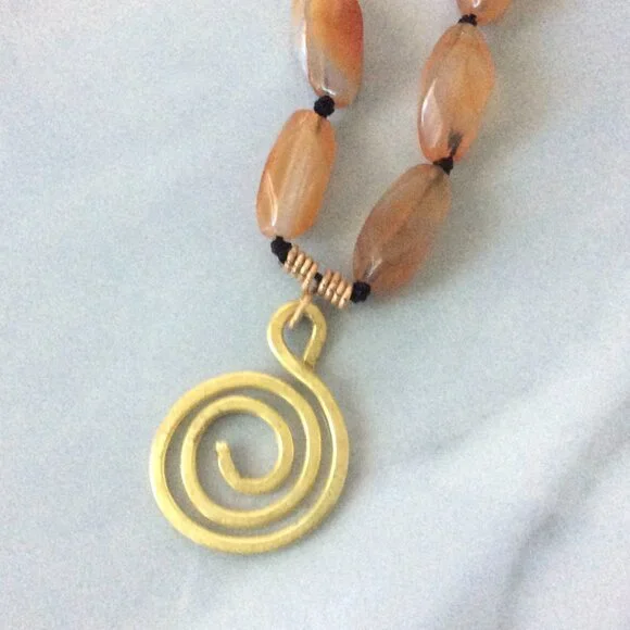 Natural Agate/Carnelian Beaded Necklace with a Swirl Pendant - Picture 4 of 8